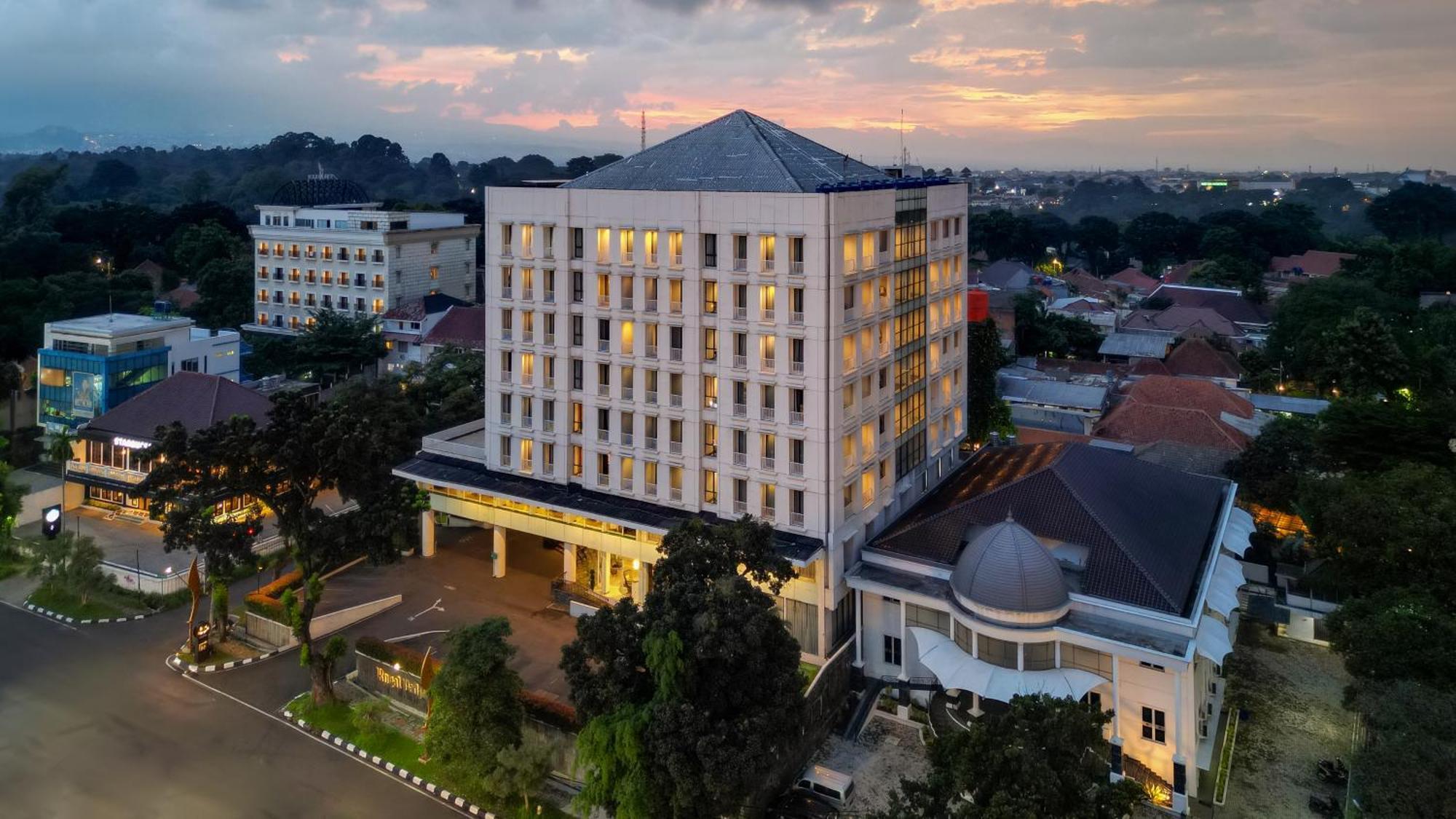 בוגור Royal Padjadjaran Hotel מראה חיצוני תמונה